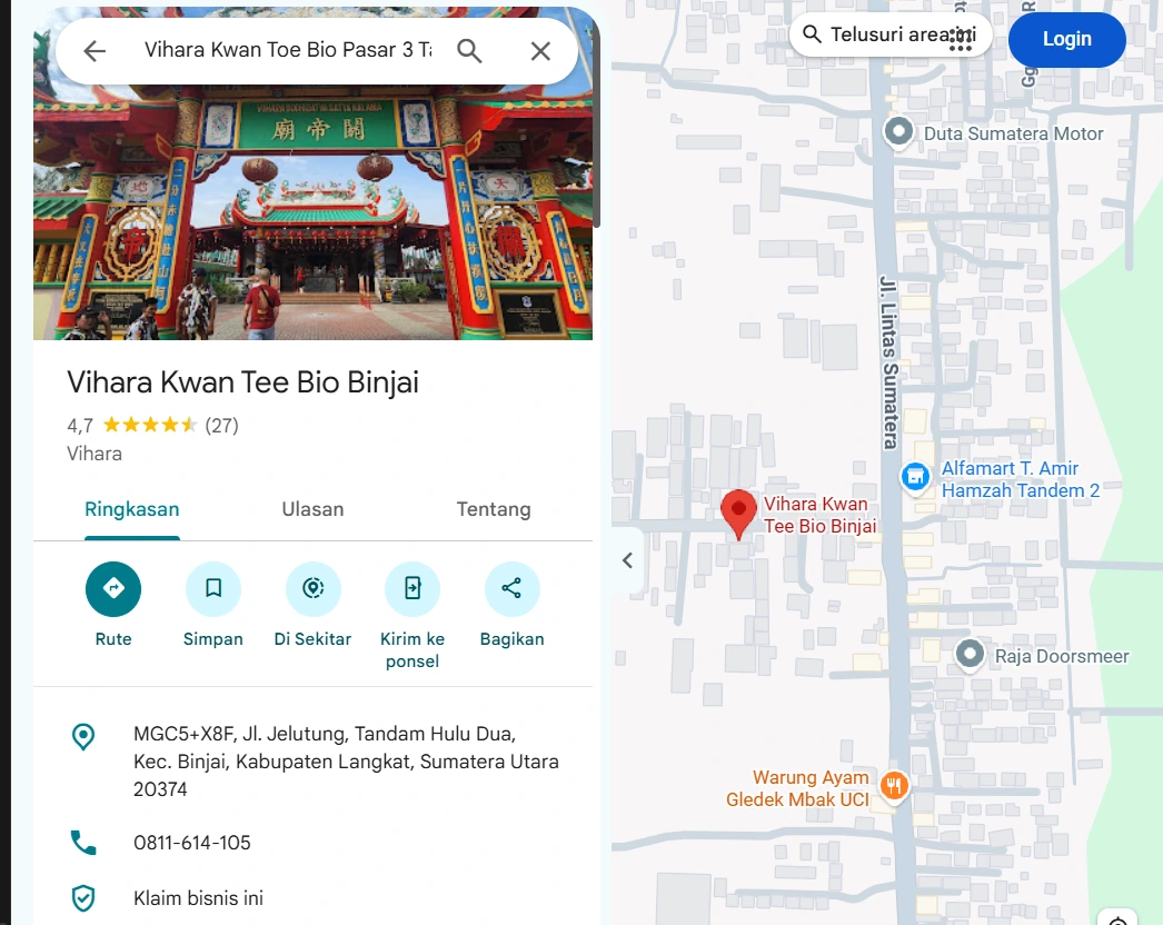Gerbang berwarna merah dan emas Vihara Kwan Tee Bio Binjai